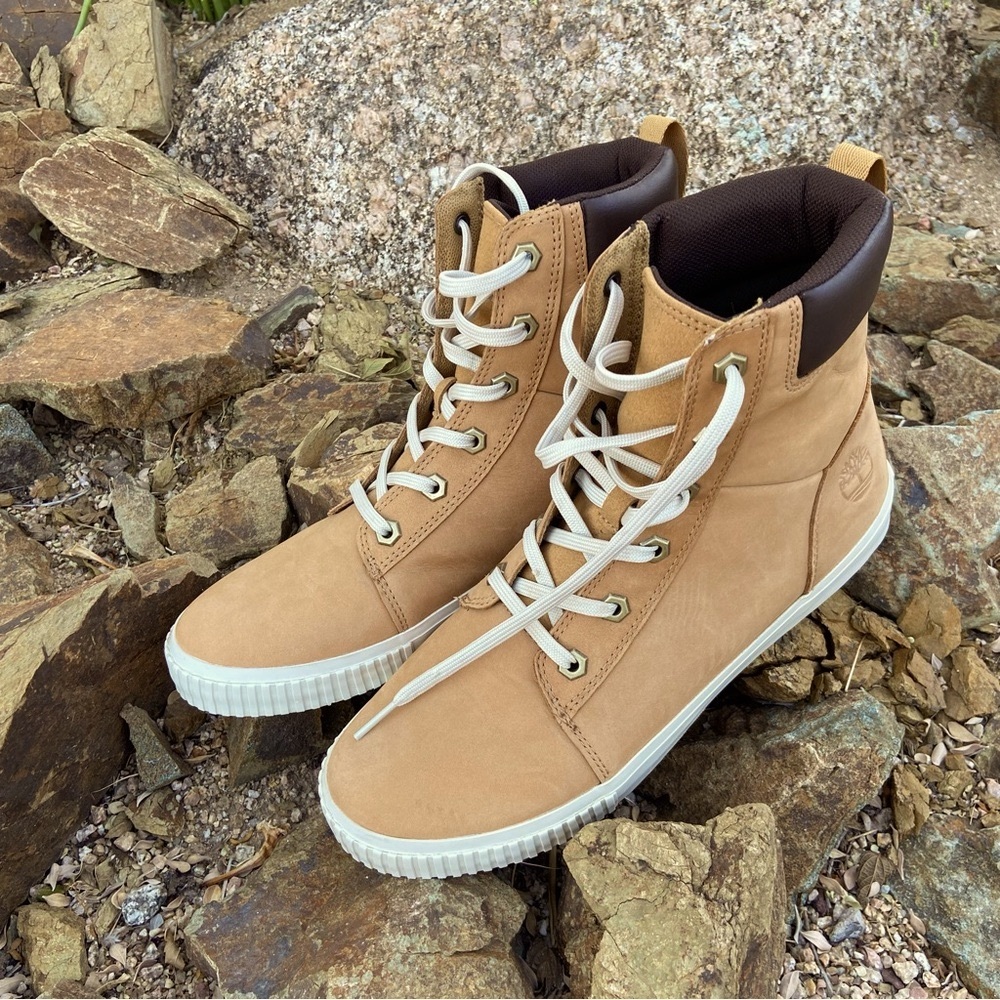 Timberland Skyla Bay 6" Boot, Nubuck Leather with High-Top Style